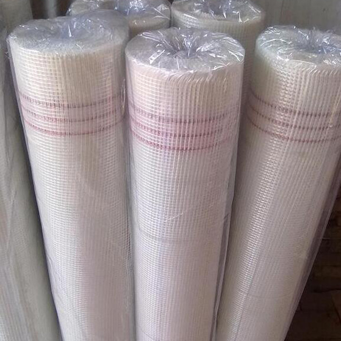 Maillage en fibre de verre recouvert de blanc en 4*4 mm ouverture Forme de trou carré 50m-200m longueur du rouleau