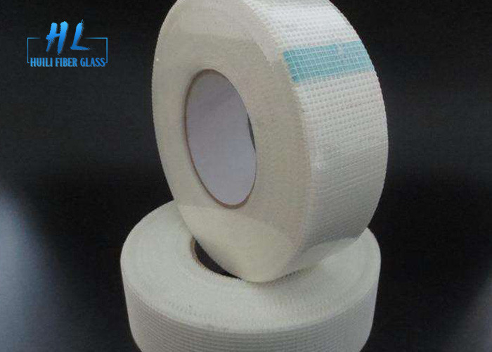 couleur blanche de bande auto-adhésive de fibre de verre de 60g 3*3mm pour réparer des fissures de mur