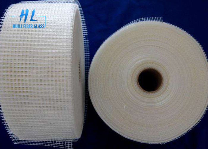 Tape à mailles autoadhésives en fibre de verre tissée ordinaire 60g - 65g/m2 Résistant à la chaleur jusqu'à 500°C