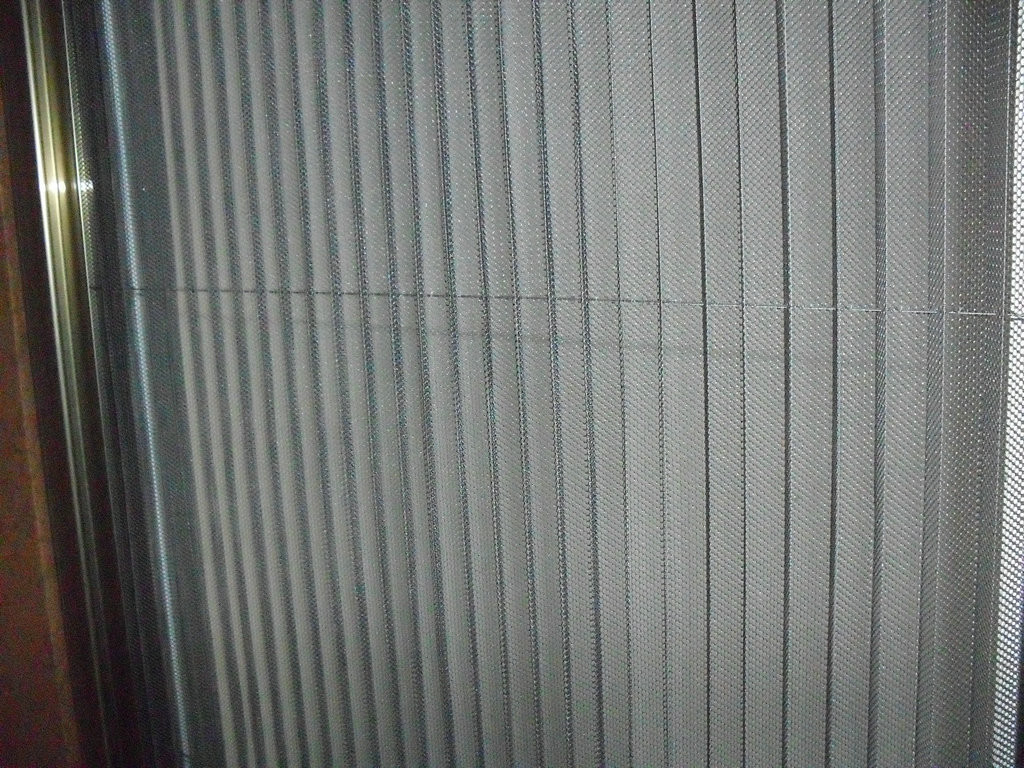 Maille de plissé de polyester de maille de couleur du noir 17*15 pour les portes coulissantes Windows