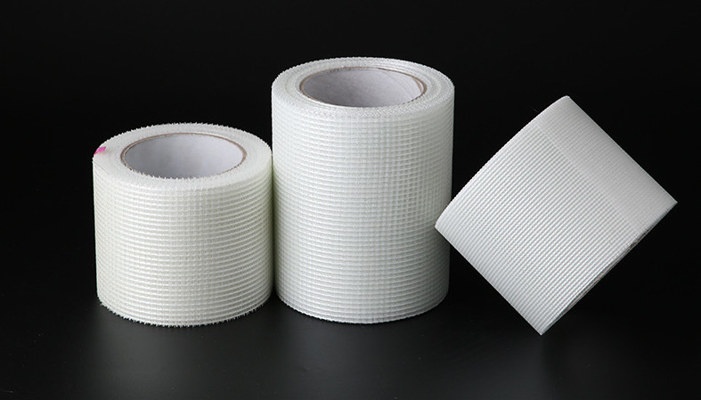 La bande auto-adhésive blanche de maille de fibre de verre de 9*9 8*8 pour couvrir la cloison sèche joint