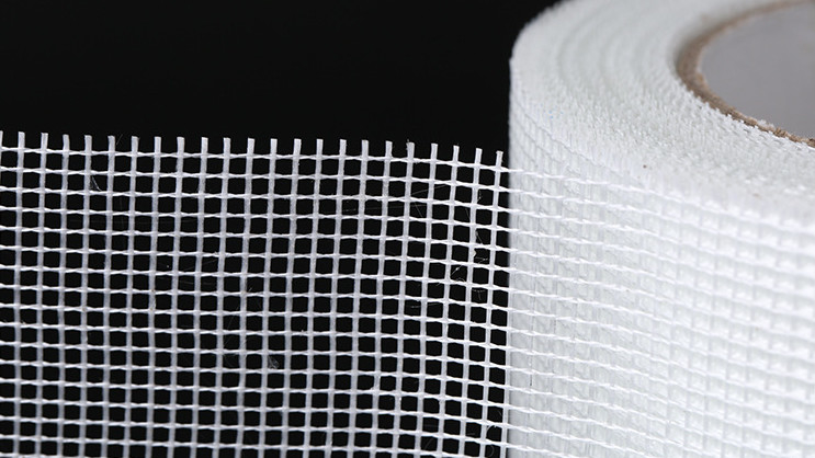 La bande auto-adhésive blanche de maille de fibre de verre de 9*9 8*8 pour couvrir la cloison sèche joint